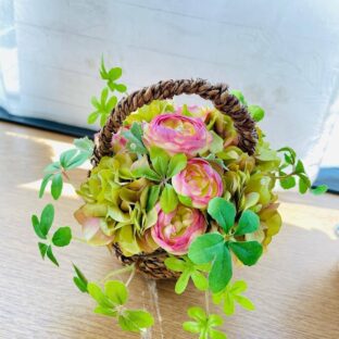 『庭の花かご』